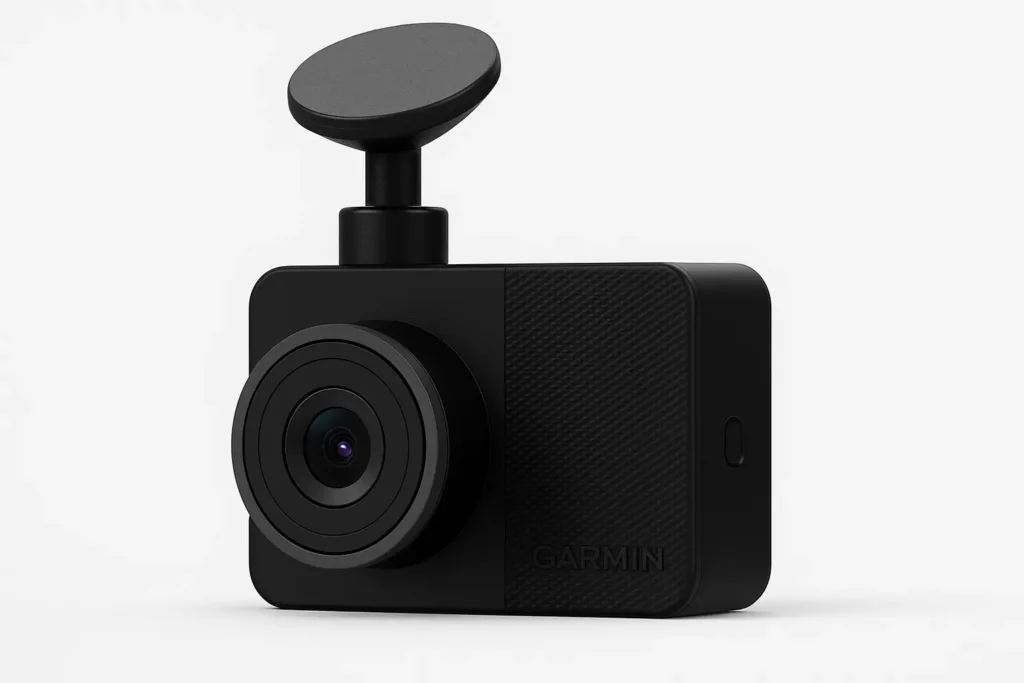 Beweissicherung leicht gemacht – Die Dashcams mit Top-Bildqualität 6 Garmin Dash Cam 67W mit Ultraweitwinkelobjektiv und kompakter Bauweise auf weißem Hintergrund