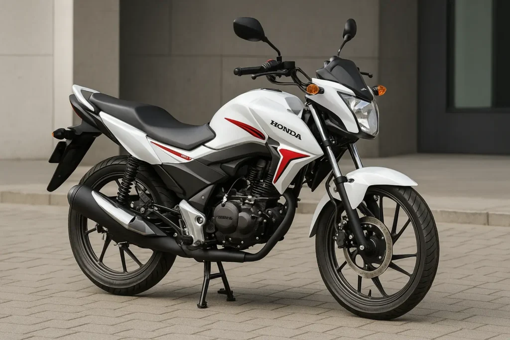 Honda CB125F 2025 in Weiß mit roten Akzenten auf urbanem Hintergrund