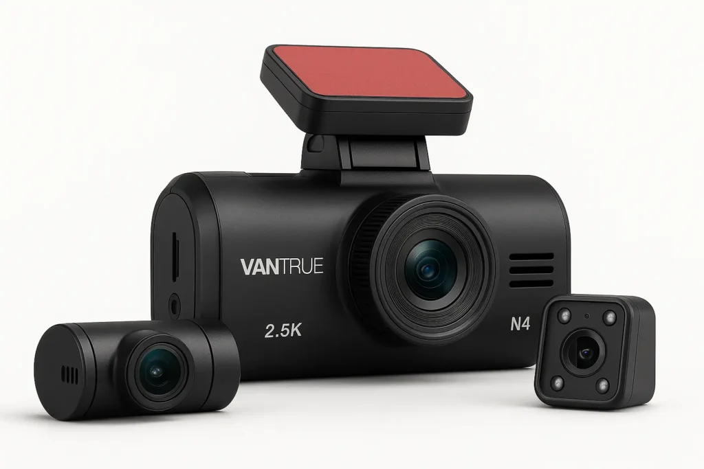 Beweissicherung leicht gemacht – Die Dashcams mit Top-Bildqualität 5 Vantrue N4 Dashcam-Set mit Front-, Innen- und Heckkamera auf weißem Hintergrund