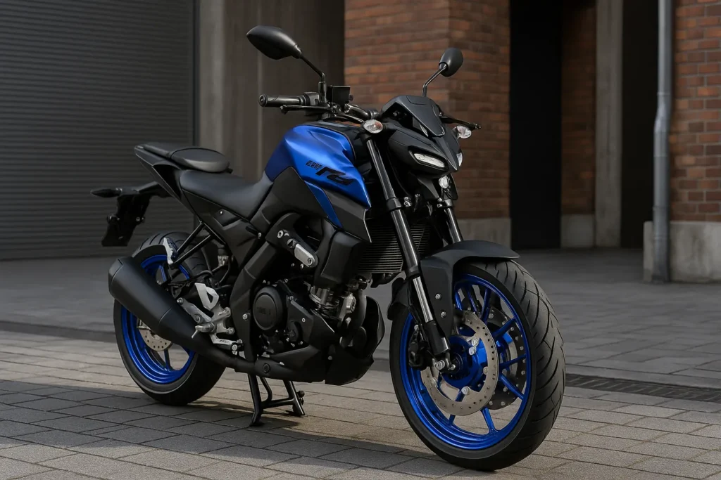 Yamaha MT-125 2025 in Blau und Schwarz vor moderner Backsteinfassade
